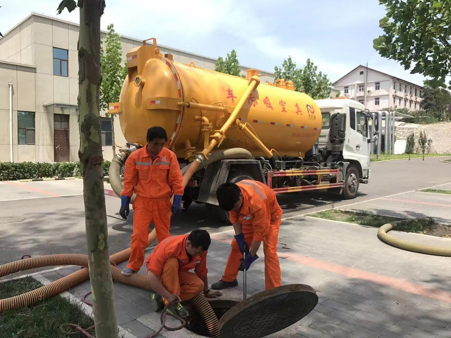 富顺化粪池清理与5-8吨吸粪车施工效率分析
